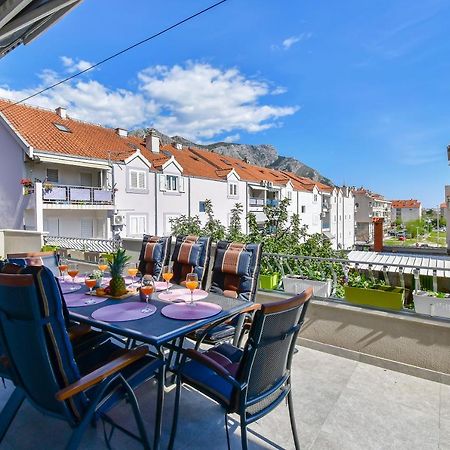 Apartment Ela Omis Bagian luar foto