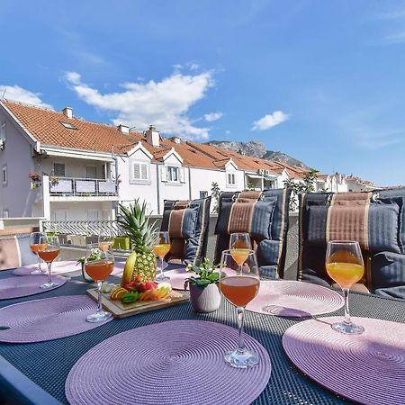 Apartment Ela Omis Bagian luar foto