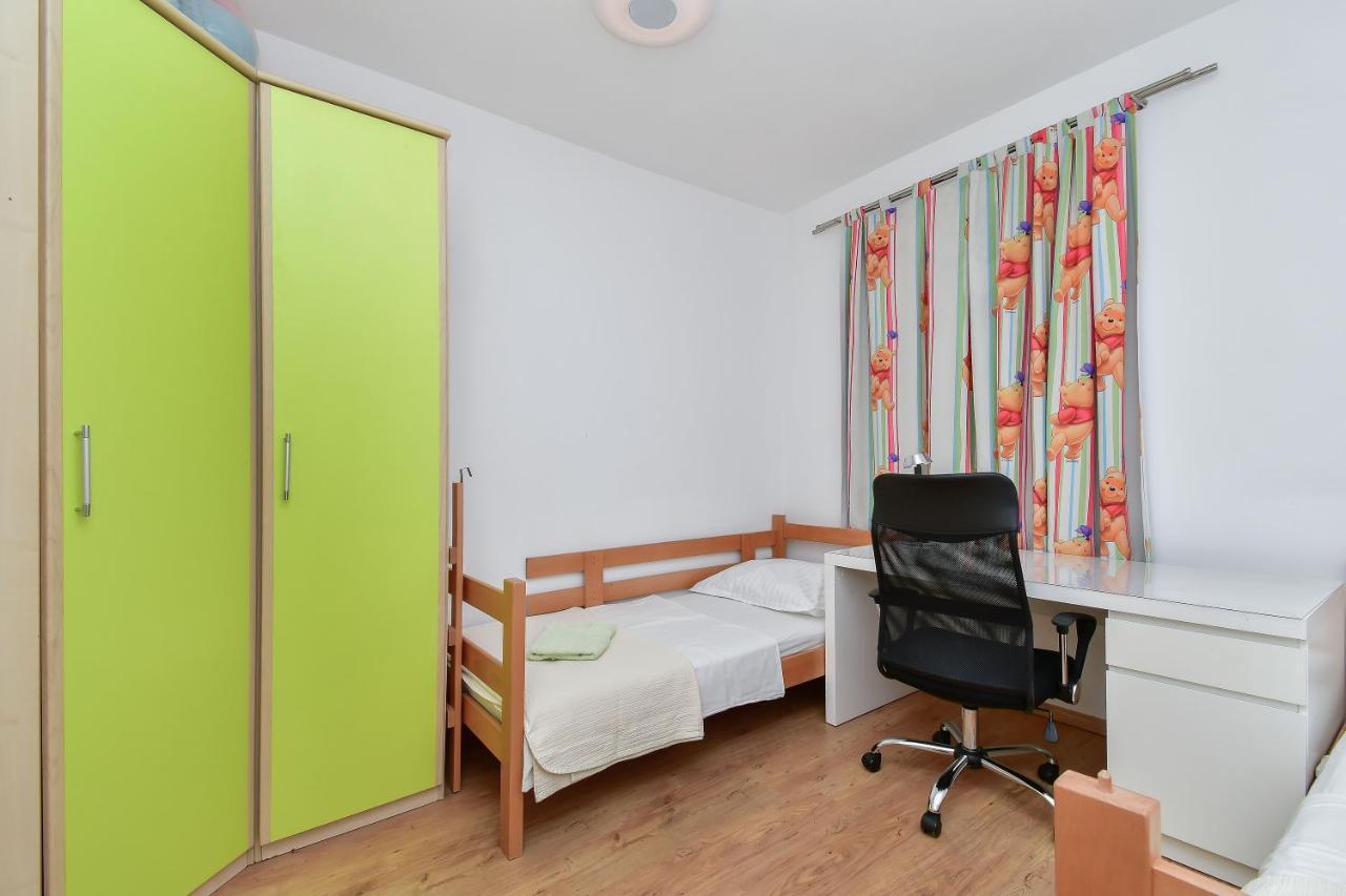 Apartment Ela Omis Bagian luar foto
