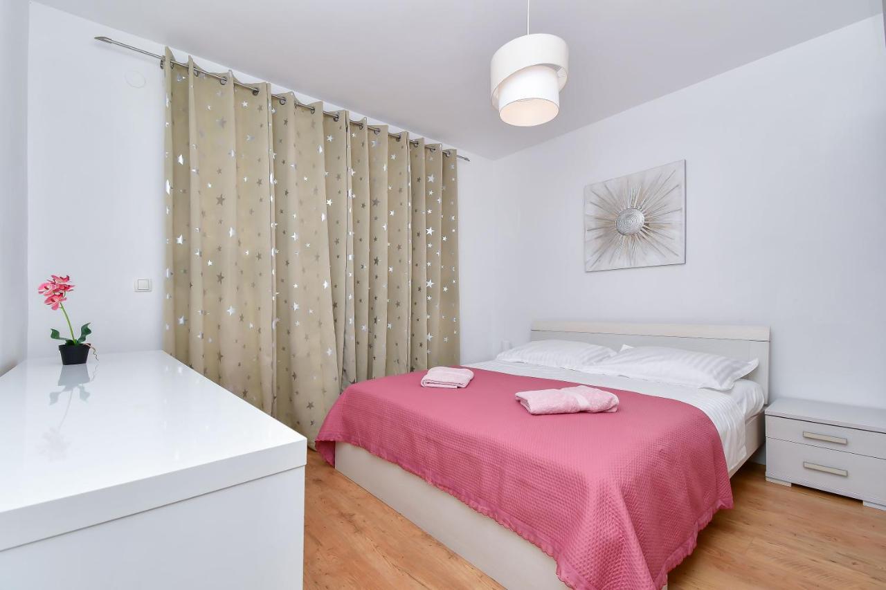 Apartment Ela Omis Bagian luar foto