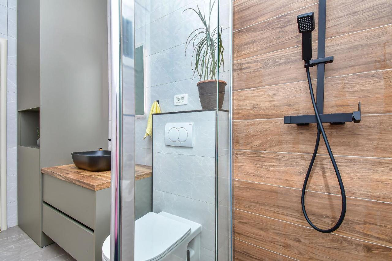 Apartment Ela Omis Bagian luar foto