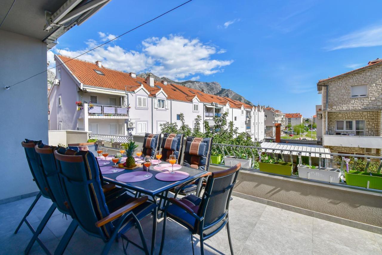 Apartment Ela Omis Bagian luar foto