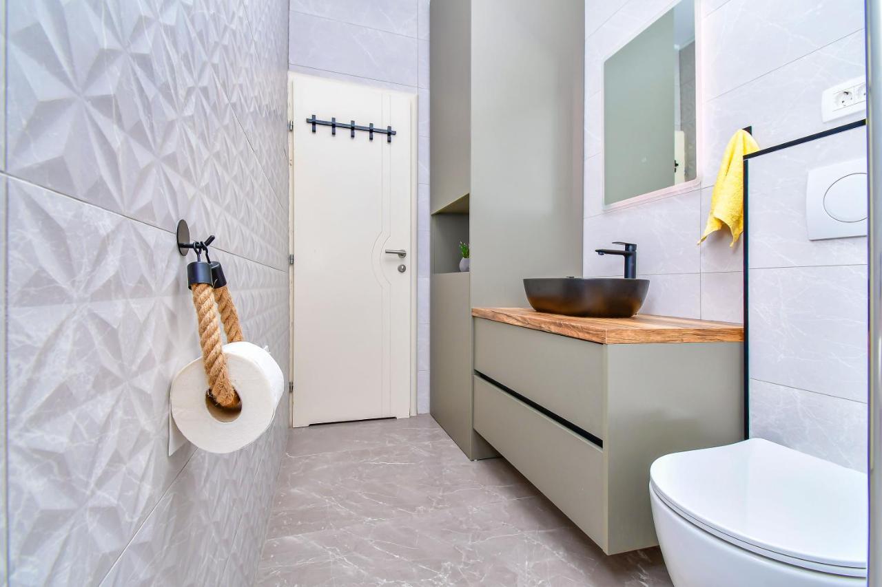 Apartment Ela Omis Bagian luar foto