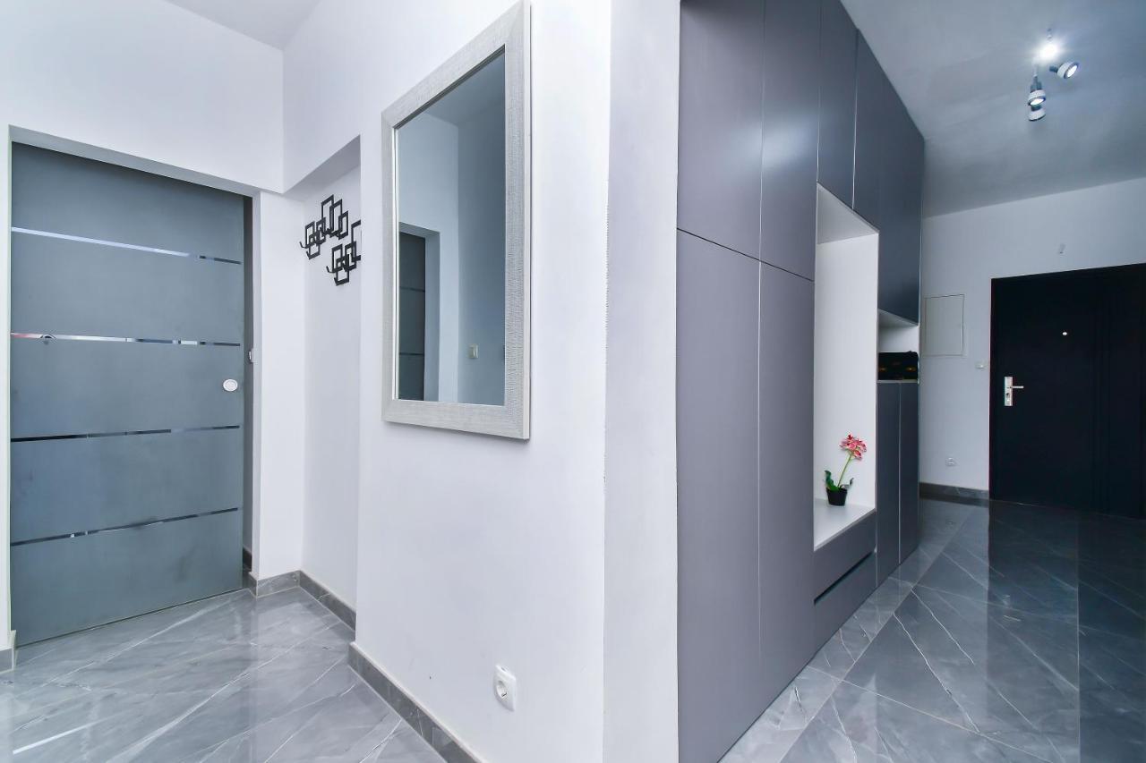 Apartment Ela Omis Bagian luar foto