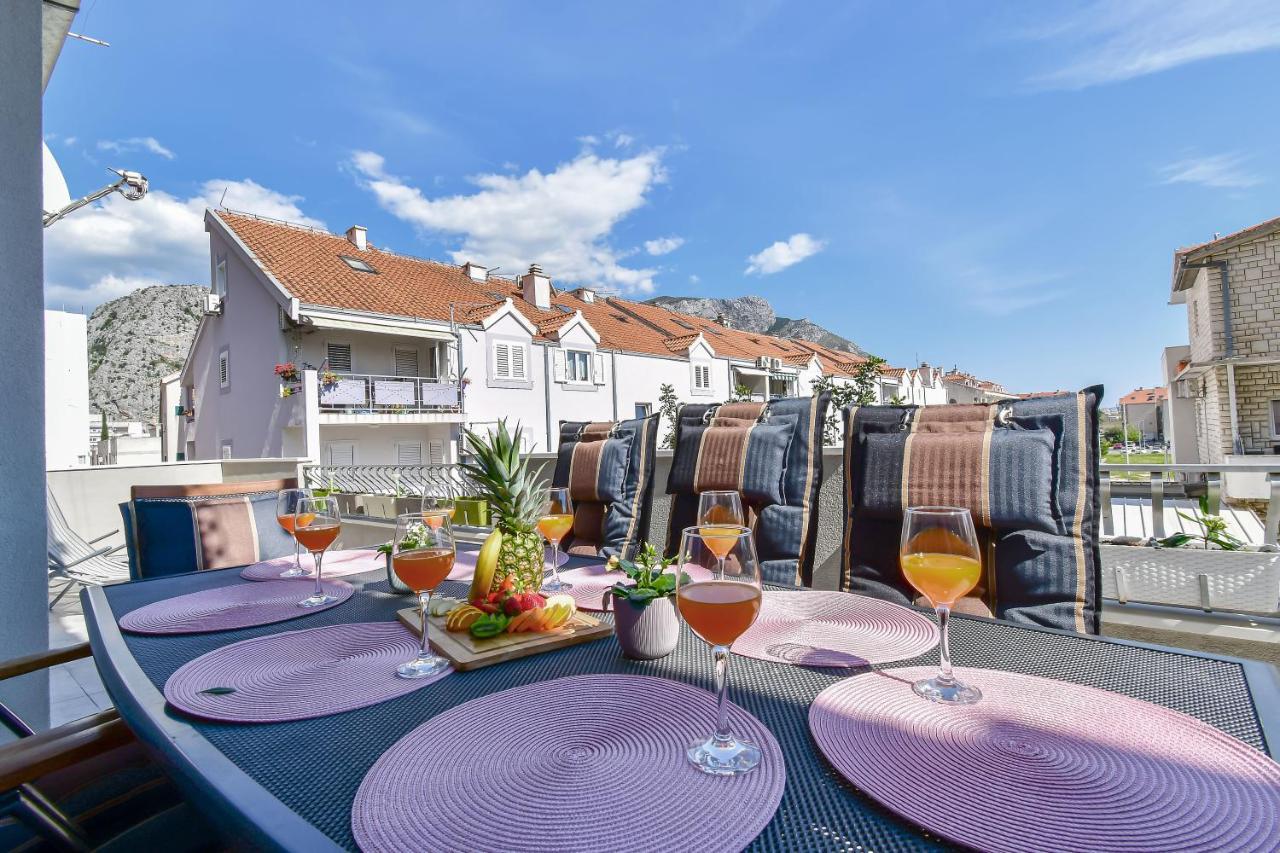 Apartment Ela Omis Bagian luar foto