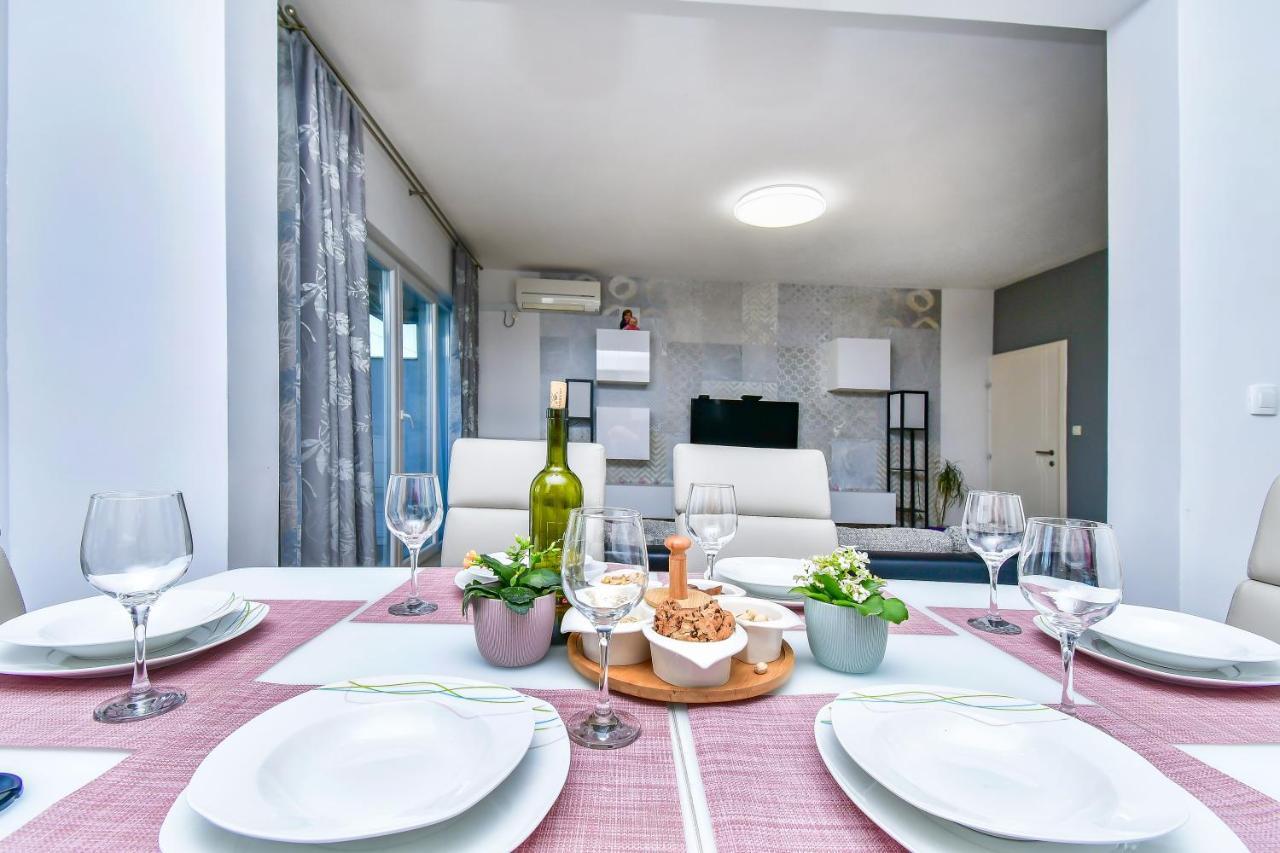 Apartment Ela Omis Bagian luar foto