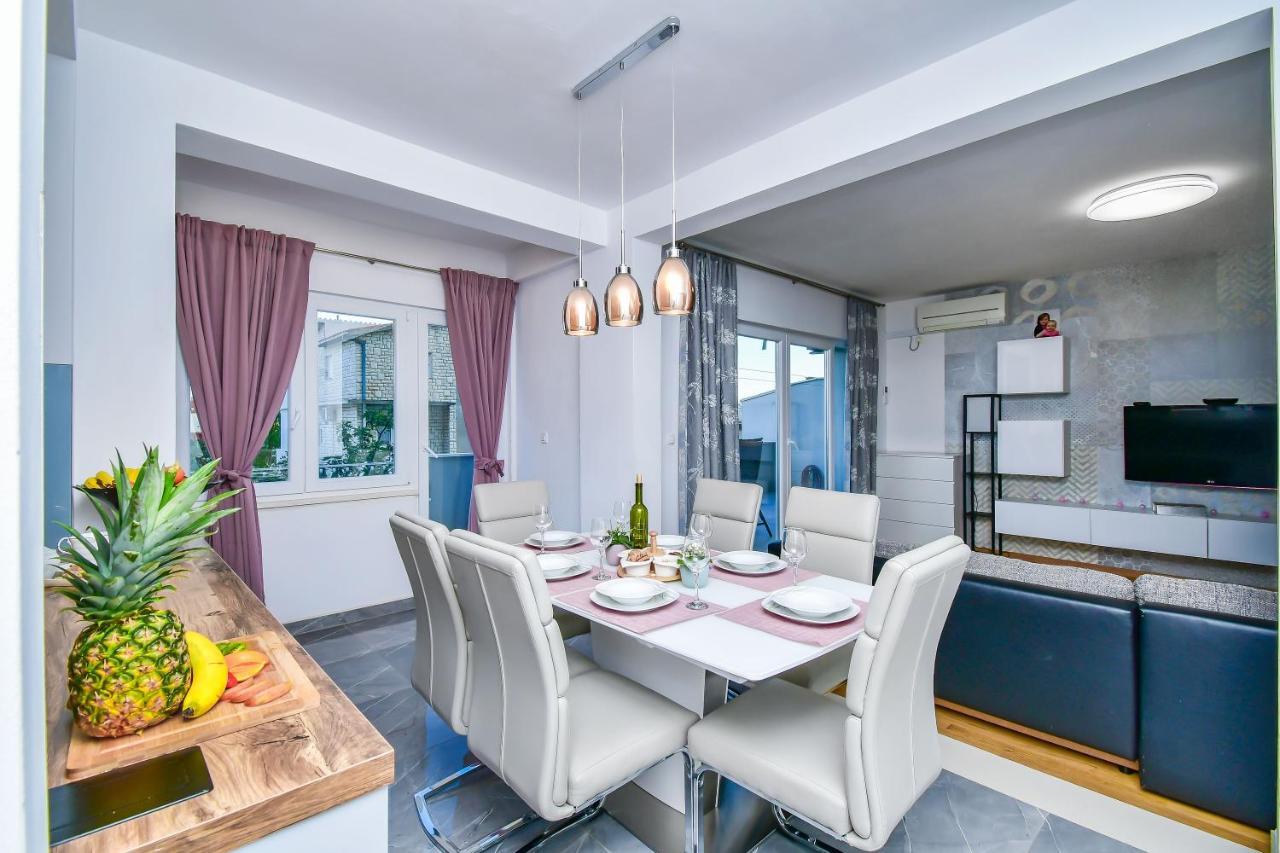 Apartment Ela Omis Bagian luar foto