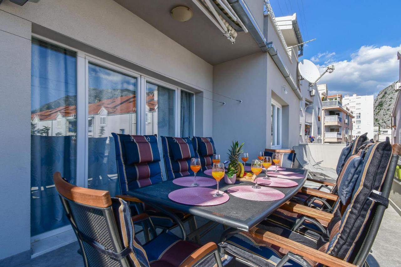 Apartment Ela Omis Bagian luar foto