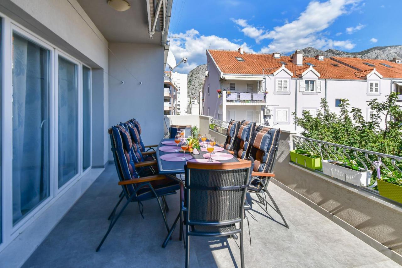 Apartment Ela Omis Bagian luar foto