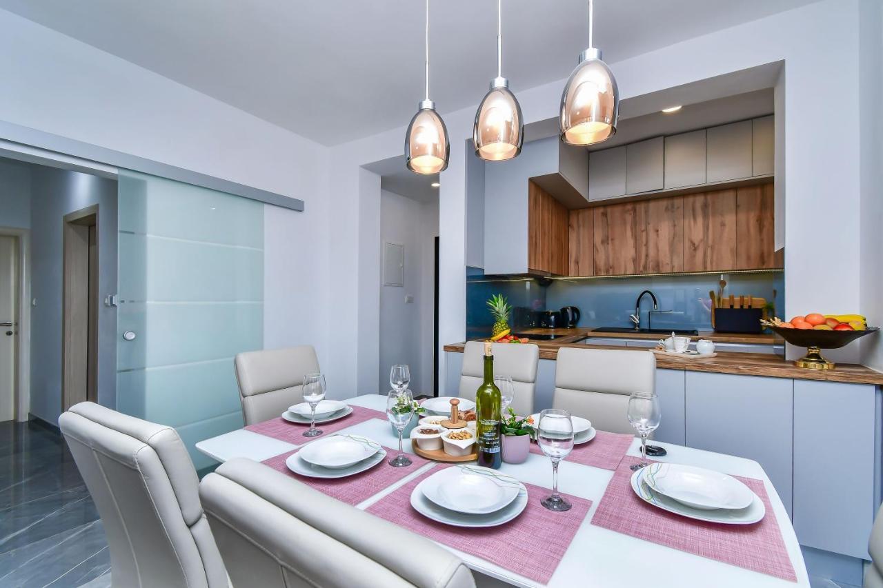 Apartment Ela Omis Bagian luar foto