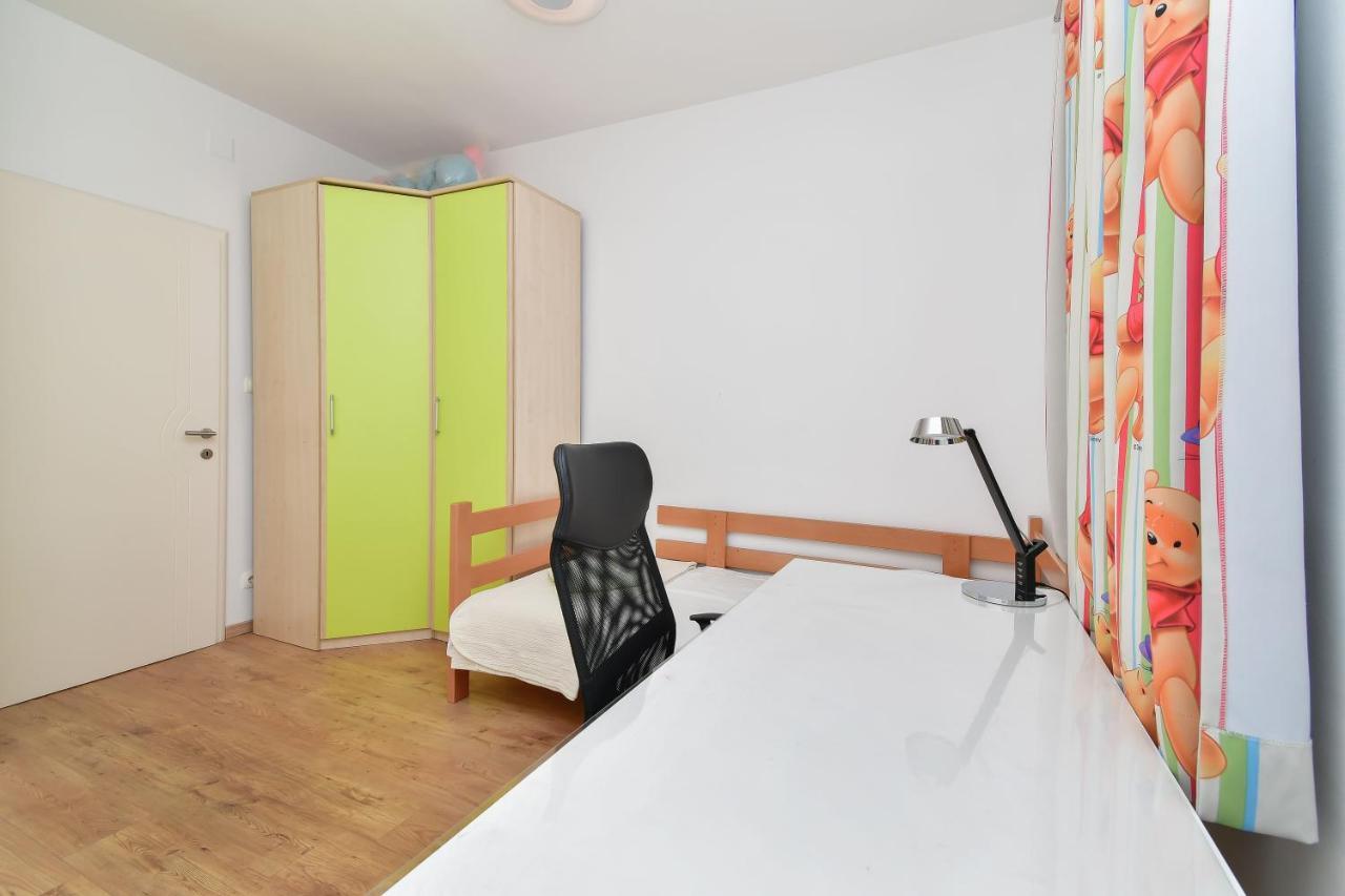 Apartment Ela Omis Bagian luar foto