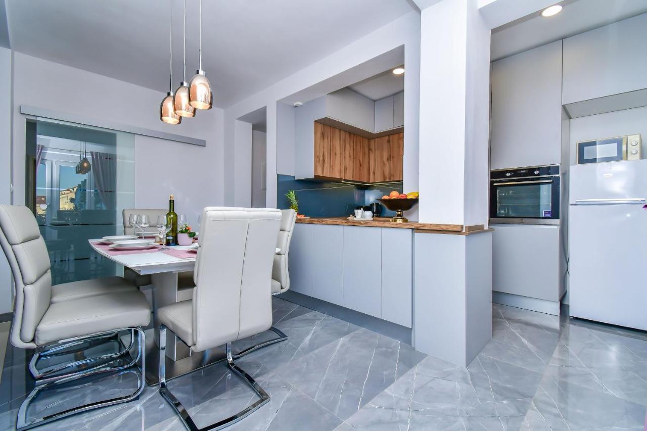 Apartment Ela Omis Bagian luar foto