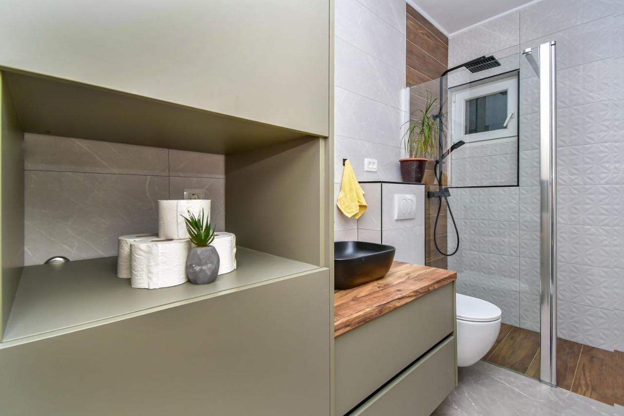 Apartment Ela Omis Bagian luar foto