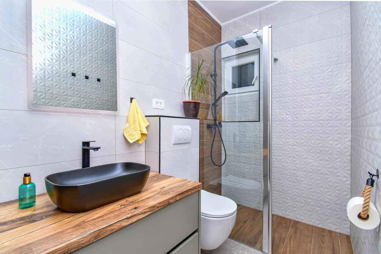 Apartment Ela Omis Bagian luar foto