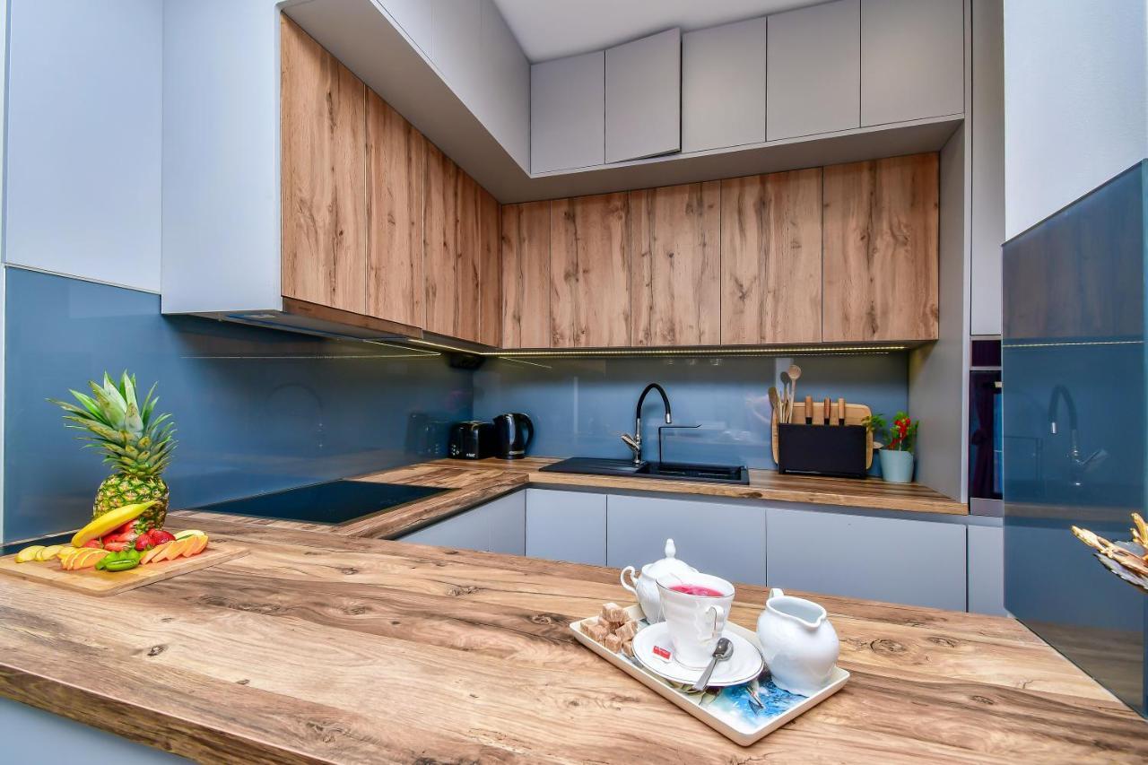 Apartment Ela Omis Bagian luar foto
