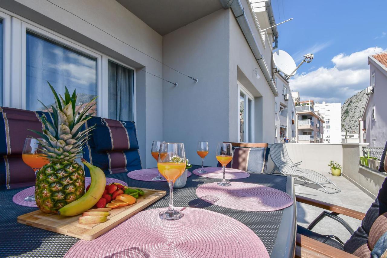 Apartment Ela Omis Bagian luar foto