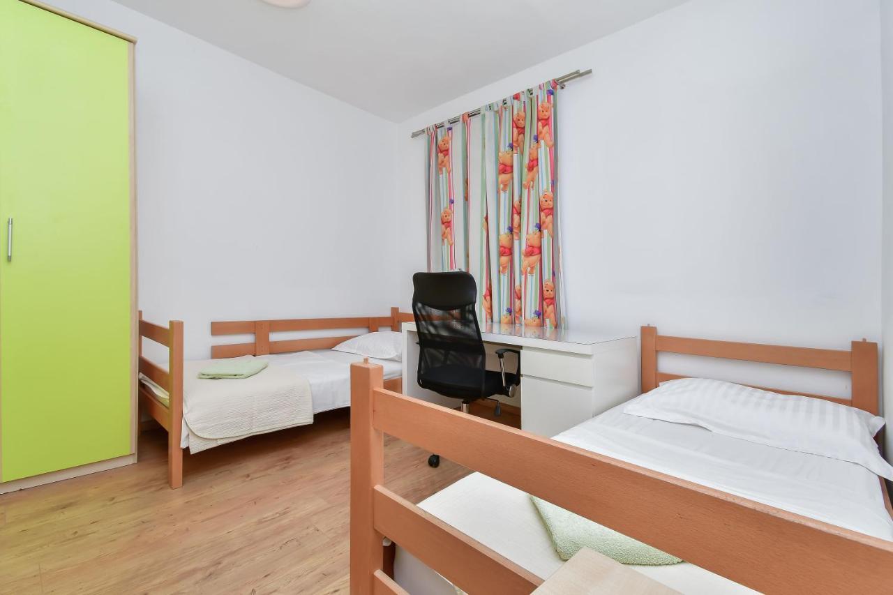 Apartment Ela Omis Bagian luar foto