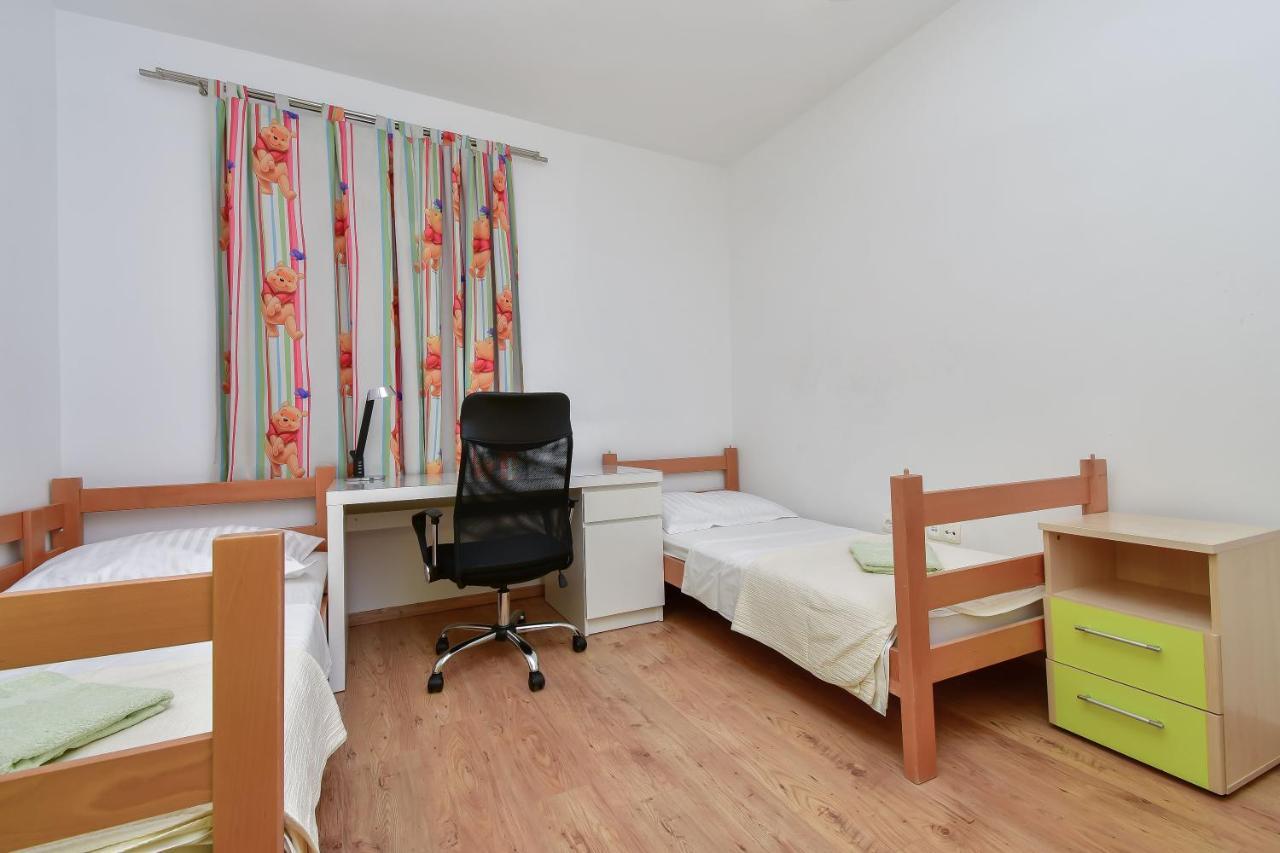 Apartment Ela Omis Bagian luar foto