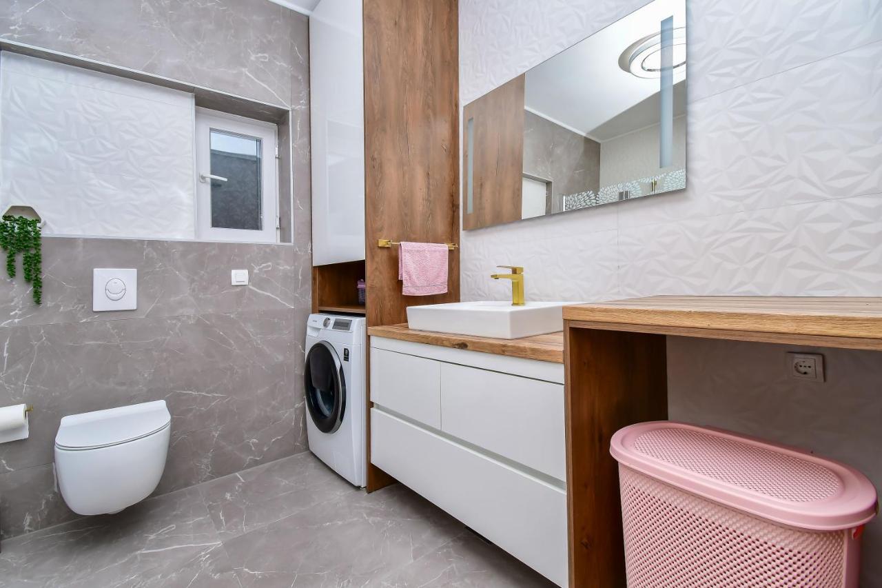 Apartment Ela Omis Bagian luar foto