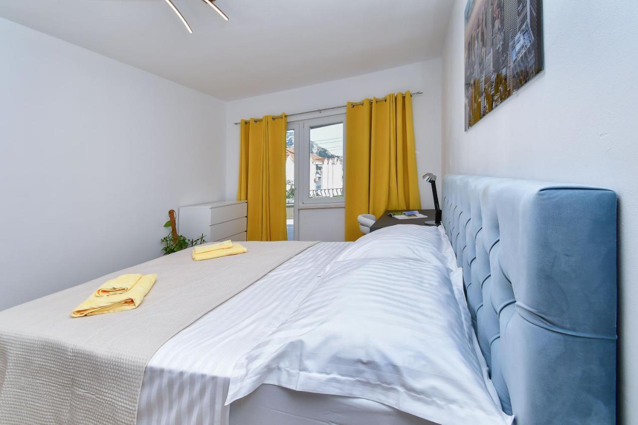 Apartment Ela Omis Bagian luar foto