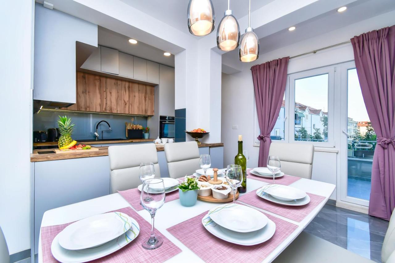 Apartment Ela Omis Bagian luar foto