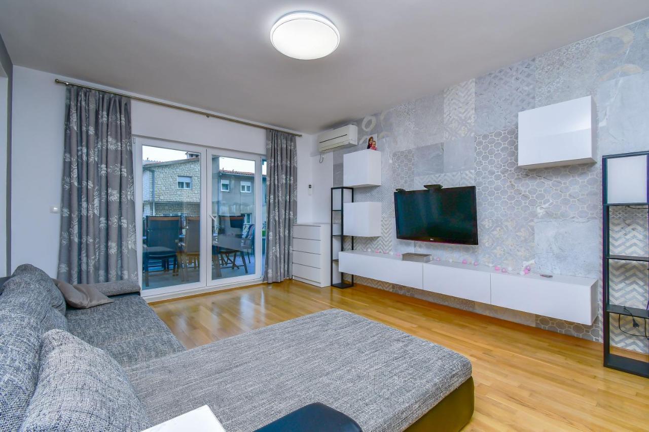 Apartment Ela Omis Bagian luar foto