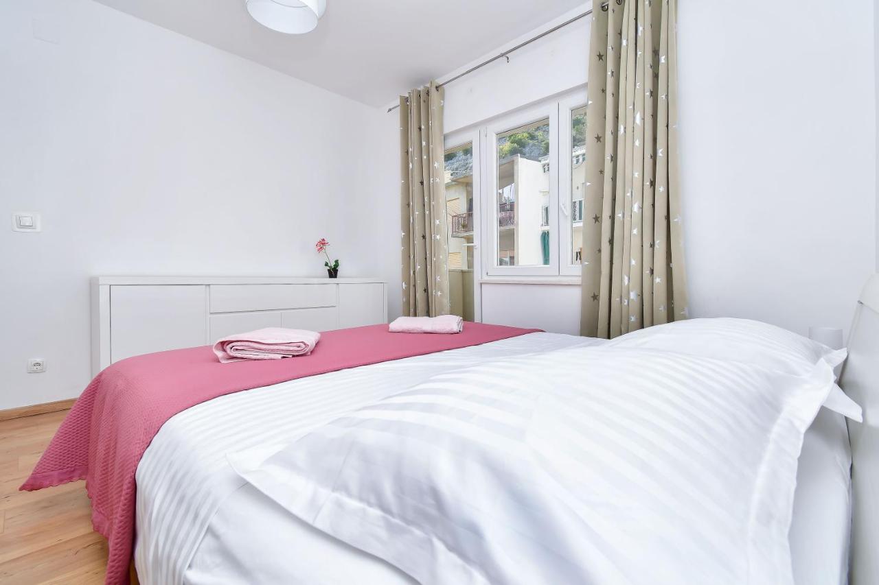Apartment Ela Omis Bagian luar foto
