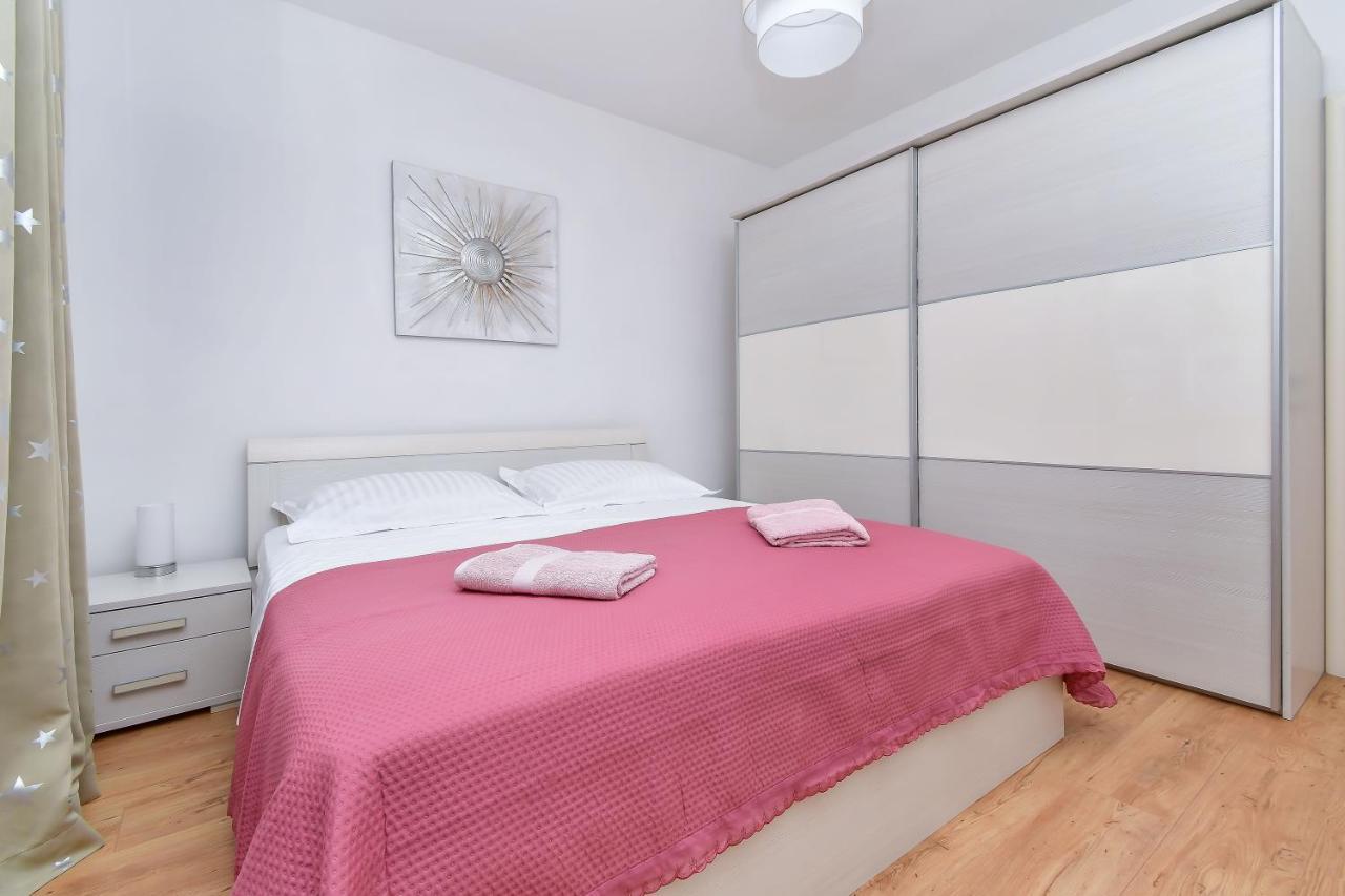 Apartment Ela Omis Bagian luar foto
