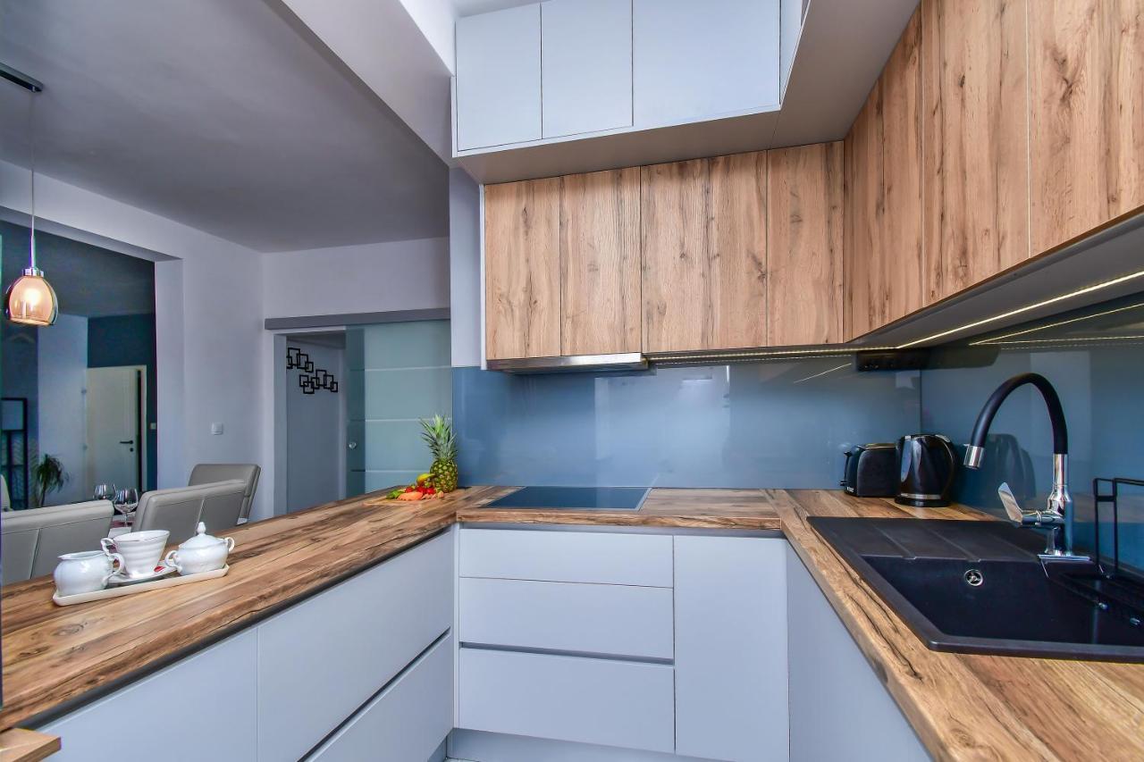 Apartment Ela Omis Bagian luar foto