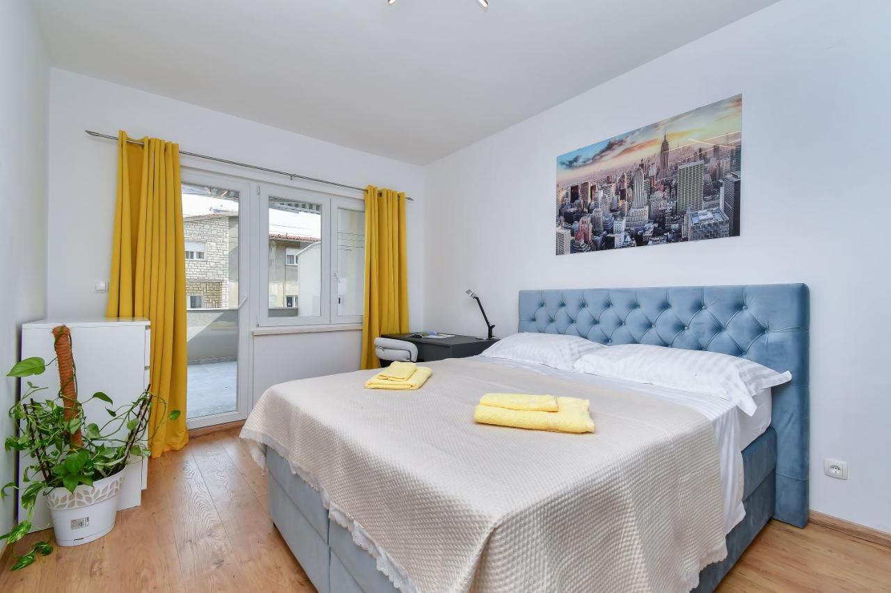 Apartment Ela Omis Bagian luar foto