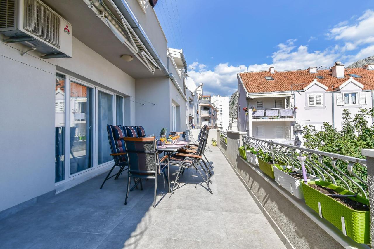 Apartment Ela Omis Bagian luar foto