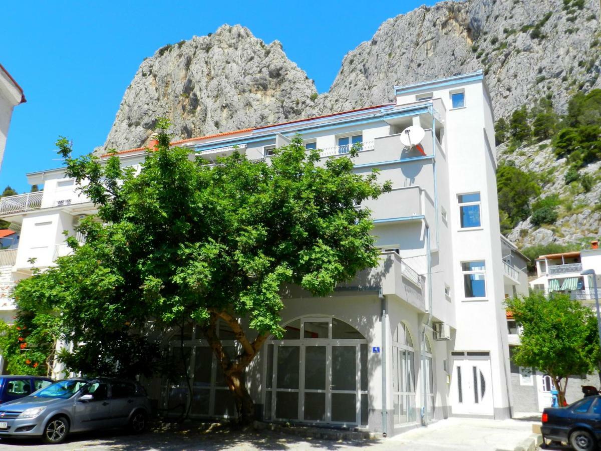 Apartment Ela Omis Bagian luar foto