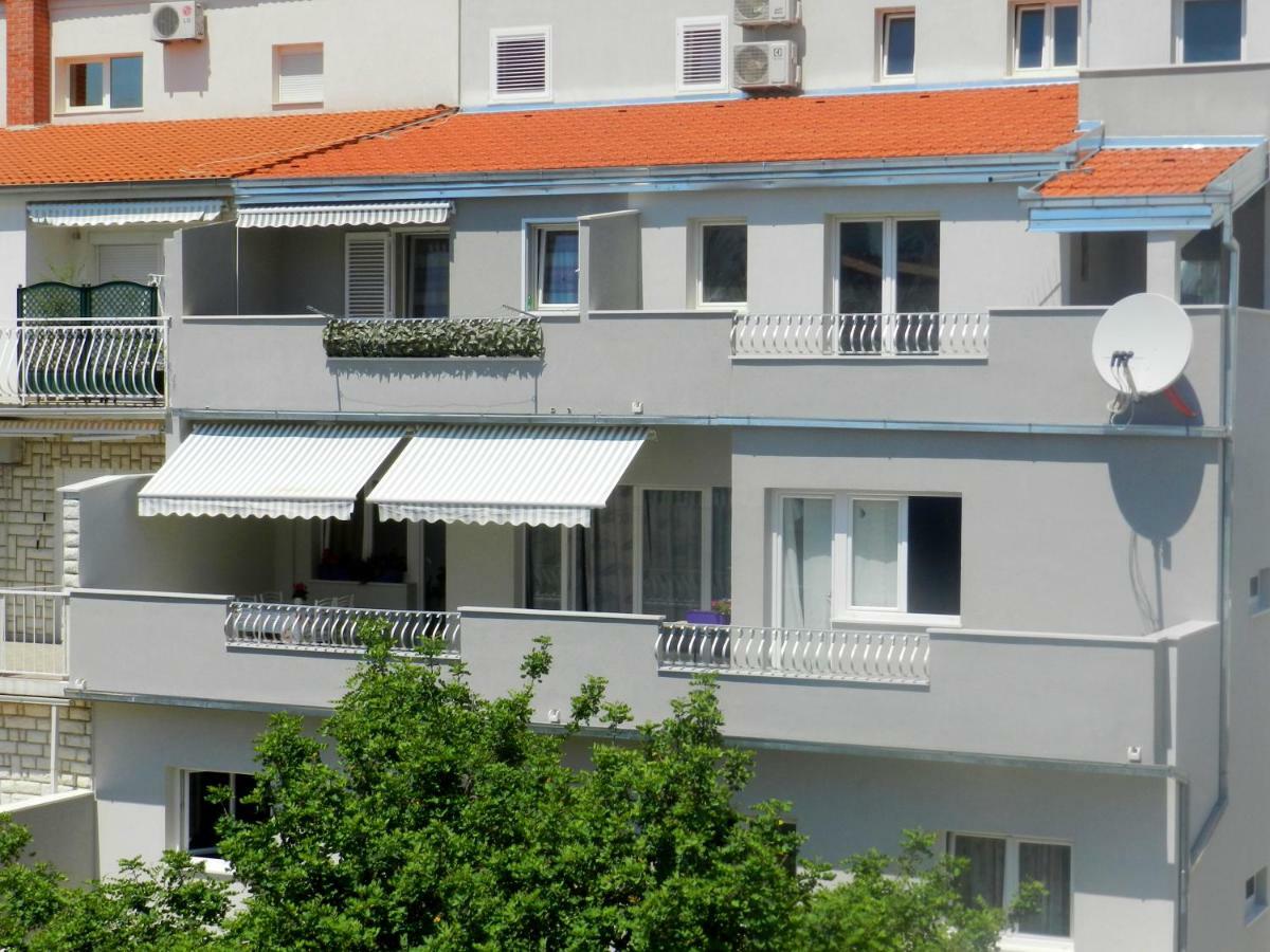 Apartment Ela Omis Bagian luar foto