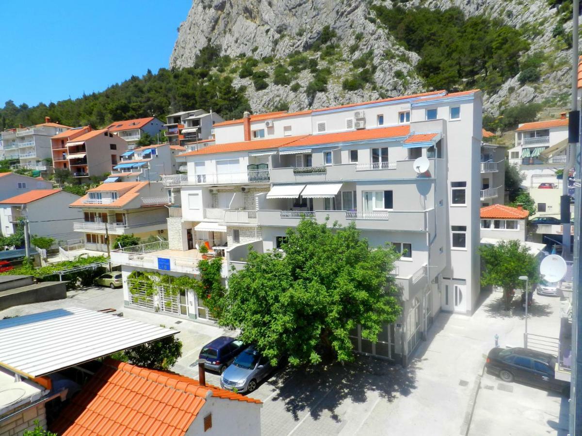 Apartment Ela Omis Bagian luar foto
