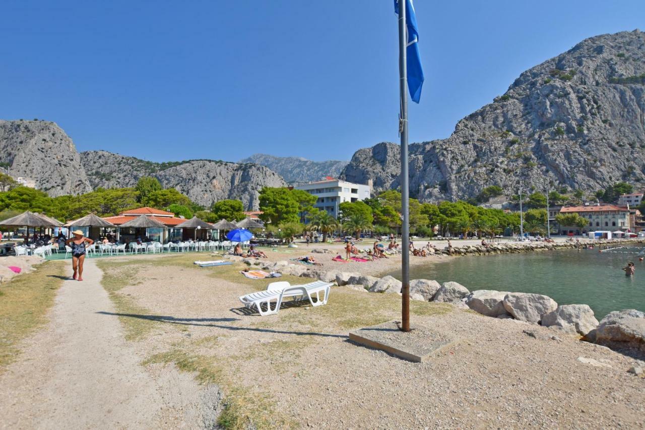 Apartment Ela Omis Bagian luar foto